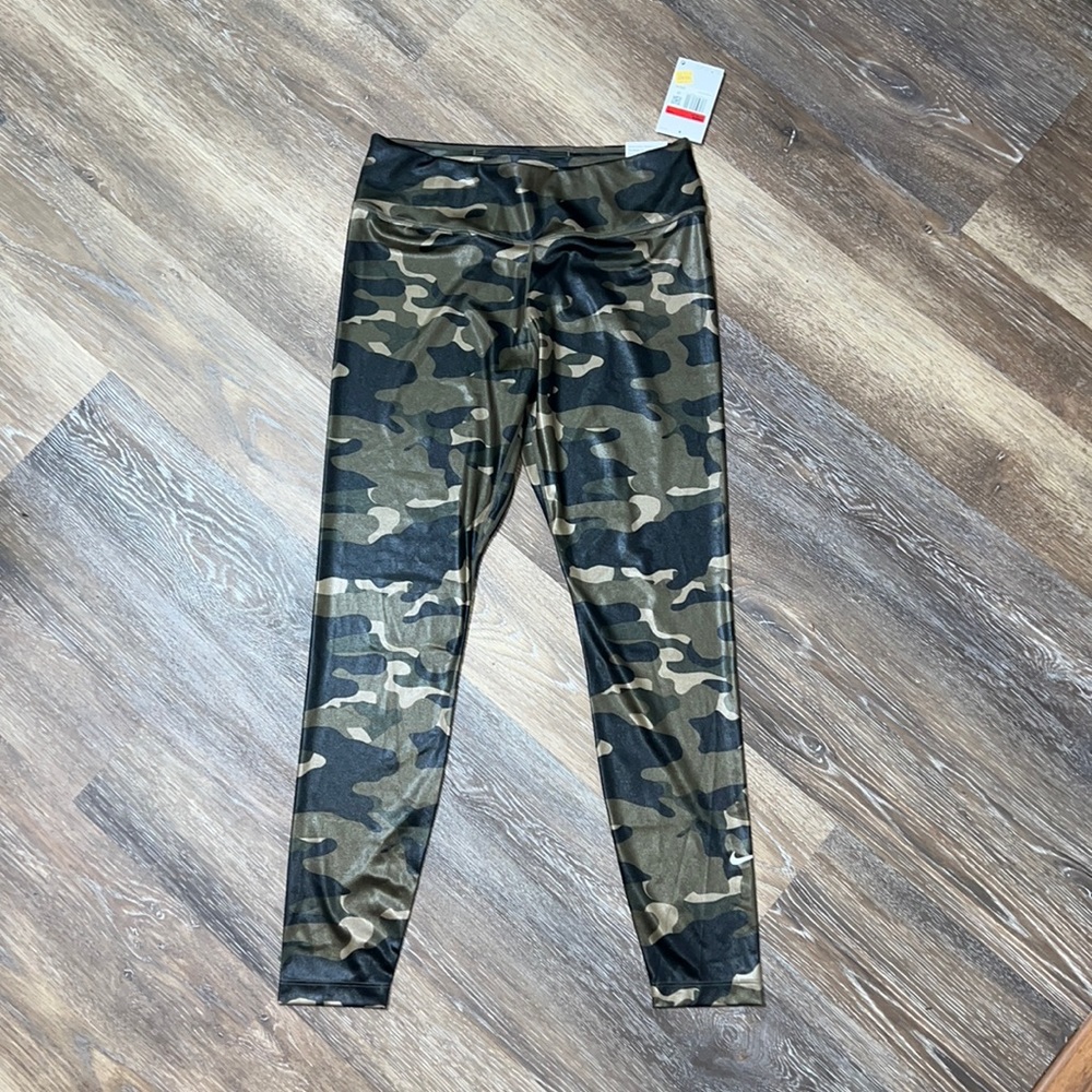 NWT NIKE WOMENS CAMO LEGGINGS